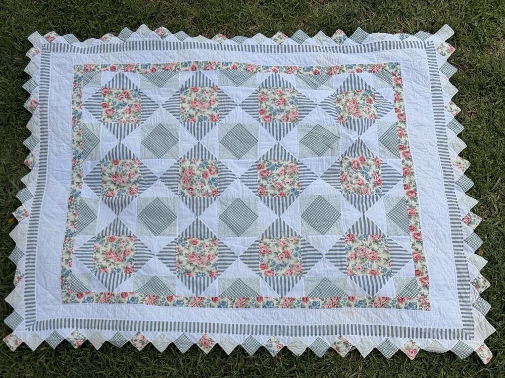 VTG Hand Quilted Patchwork Quilt Cotton Floral Prairie Point Edge 64x84 Twin